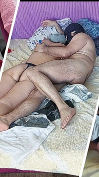 Massaggio Sensuale Di Una Coppia Calda Con Olio Sul Corpo. Preliminari in Camera Da Letto Con Una Coppia Amatoriale.