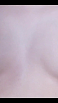 학생 처녀의 찐 젖꼭지 오르가즘과 젖꼭지 플레이 클로즈업