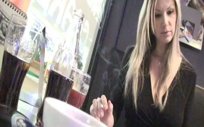 Carol Goldnerova: Public Smoking with Me
