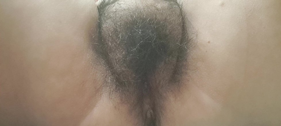 Mommy big hairy pussy: Je mets de la crème sur les jambes sexy