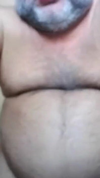 Medan Brizzolo förbereder en tallrik pasta carbonara, uppträder Cicciolo på Cam4 i badrummet.