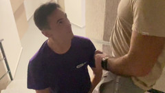 Nick Lewis: Asılı bir delikanlıya merdiven boşluğunda sakso çekiyor