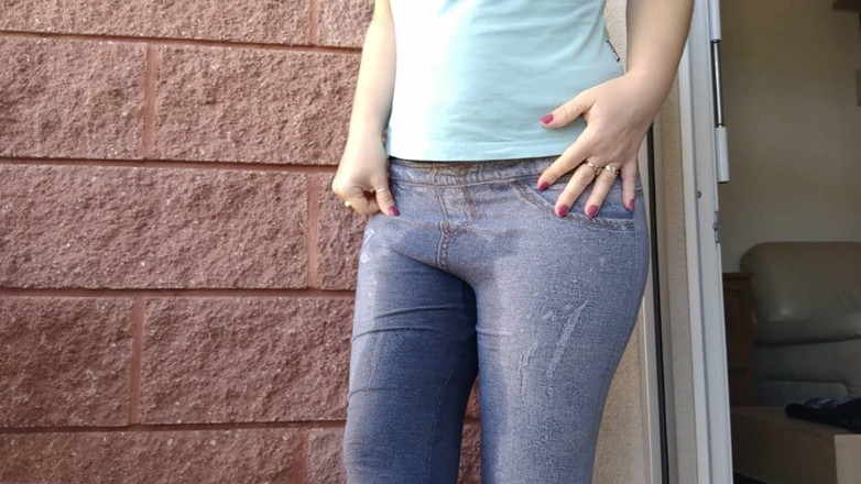 RavenBigAss: Wetting: Raven ngiler celana jins barunya dengan kencing banyak banget...