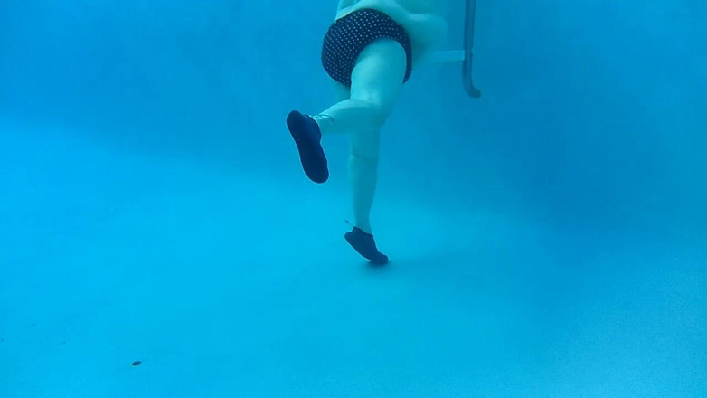BBW nurse Vicki adventures with friends: Kijk Naar BBW-verpleegster Vicki Oefening in Het Zwembad Met Onderwatercamera,...