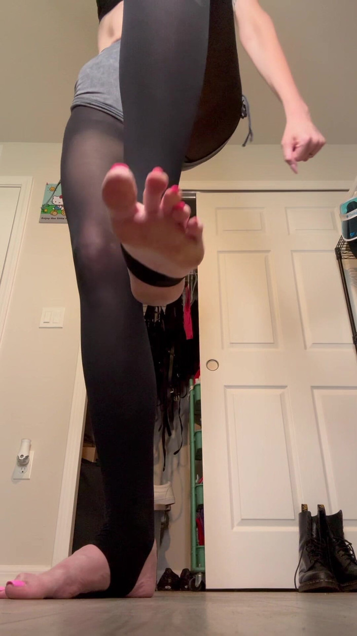 Peppermint Giantess: Stomping barefoot keras dalam stirrups saiz 16 kaki