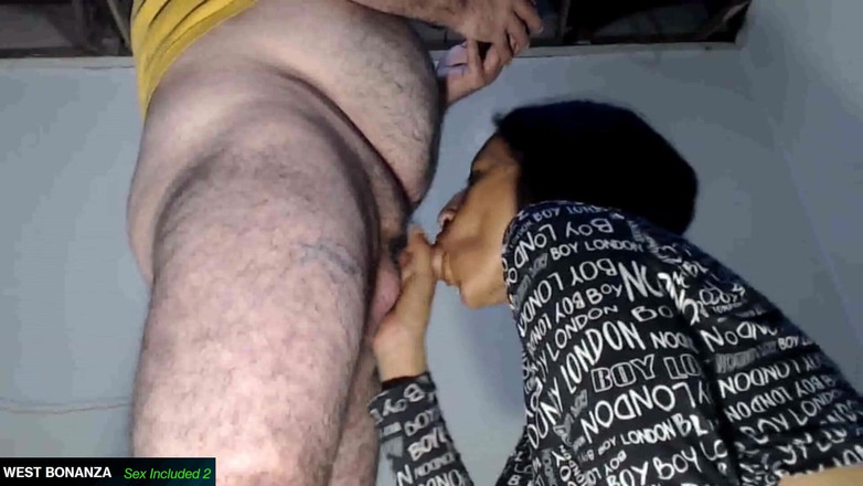 West Bonanza Sex Included 2: 拉丁女郎吮吸精液 - 跪在地上口交