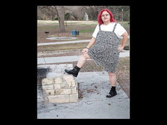 BBW nurse Vicki adventures with friends: Hog warts的跳跃者和疯狂的靴子在一个当地公园闪烁