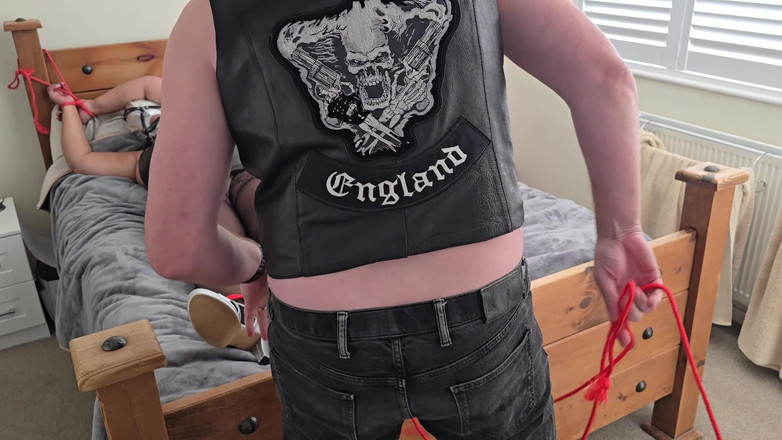 Slutty Ms B: Bundet till sängen och vänster