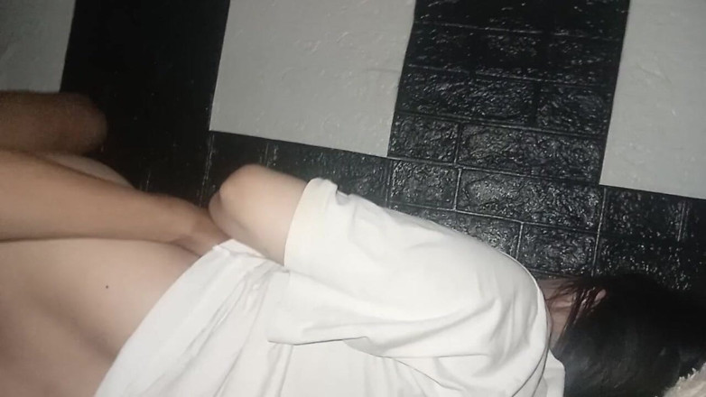 Famly sex: Fodendo a bunda suave de uma virgem asiática