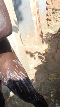 Sgattaiolata; a Fare La Doccia Nel Bagno All'aperto Della Mia Vicina Mentre Diventa Arrapata
