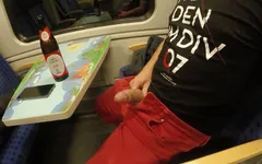 Chàng trai bí mật giật ra xúc xích của mình trong một chuyến tàu di chuyển và sau đó cheekily phun kem của mình trên bàn.
