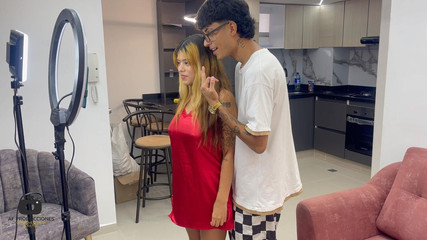 Gabriela Wish: 我用她的社交网络帮助我可爱的继妹，最后我们狠狠地操逼，直到我进入她的菊花。