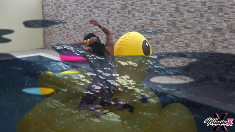 Maxine X: Slutty Asian MILF Maxine X floats around pool and has...