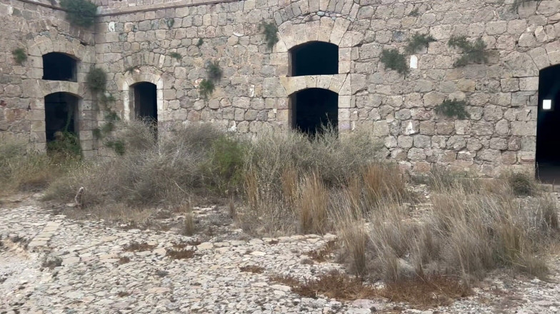 Marcosdiamondd: Terk Edilmiş Bir Kalede Urbex Yaparken Halka açık Bir Şekilde Riskli...