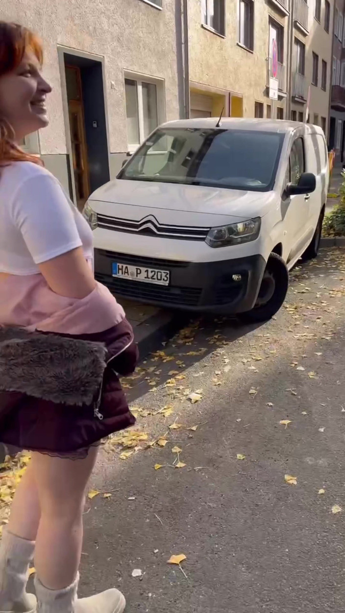 Elena917: Okul üniforması içinde halka açık yürüyüş ve teşhir