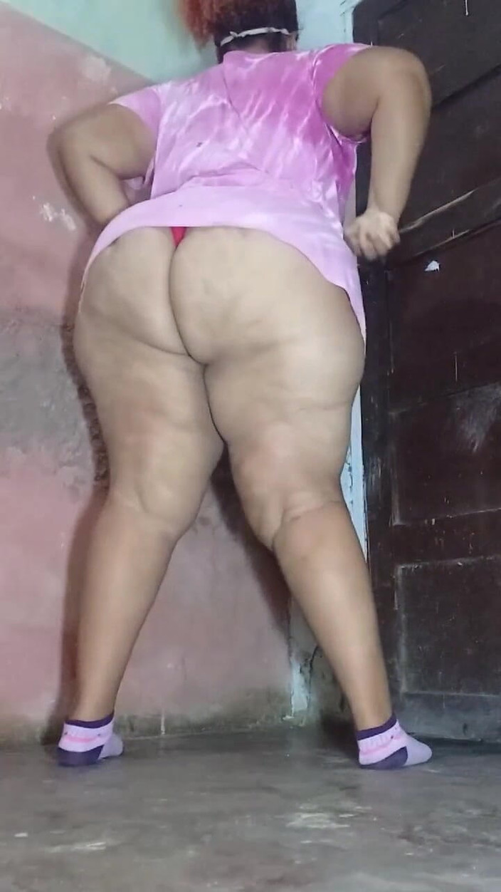 Gordita Culo Rico: Une maman nue se baigne dans la cour.