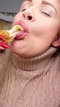Miss Whitney Morgan: Fried Chicken Eating Asmr