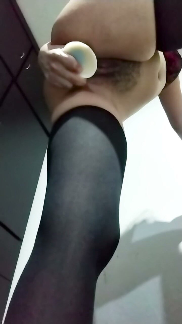 Myllu: Magra piccola latina in piedi masturbazione con unicorno dildo vista...