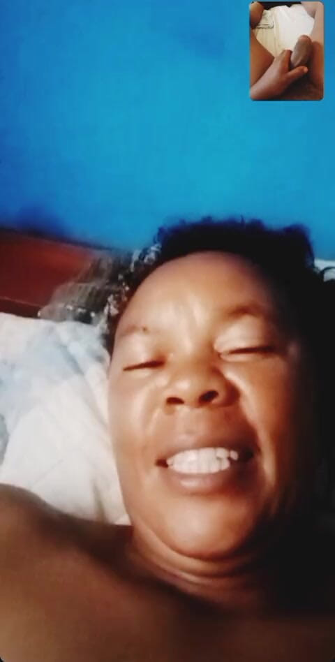 Me and my new slut: Mamma arrapata si masturba durante una videochiamata