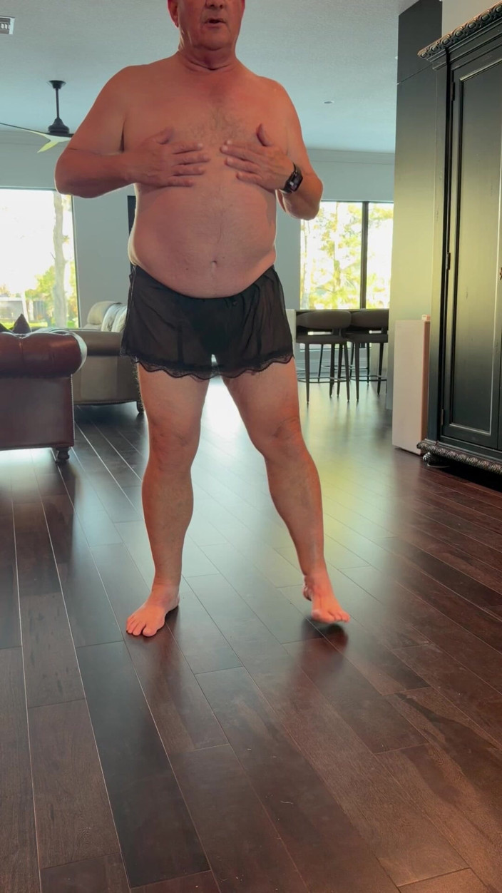 GottaLuvBB: Ma Petite Jupe Noire Et Mon String