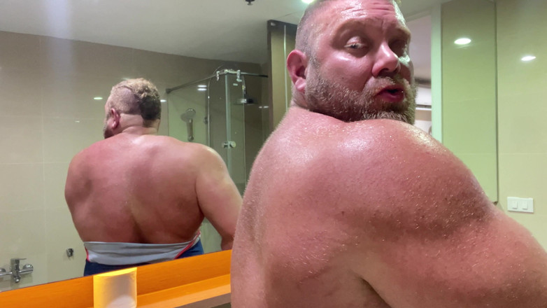 Jack stacked: Flexionar en el baño Después del gimnasio!