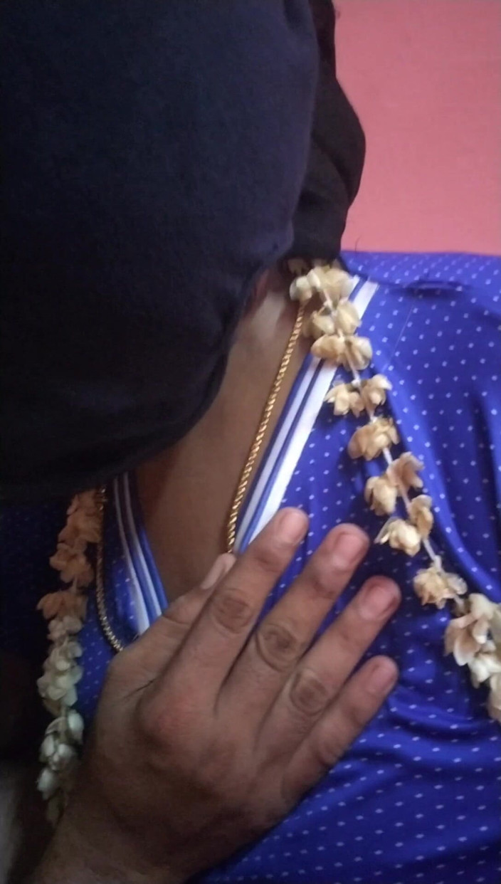 Tamil lesbian: 딥 립키스와 핫한 전희