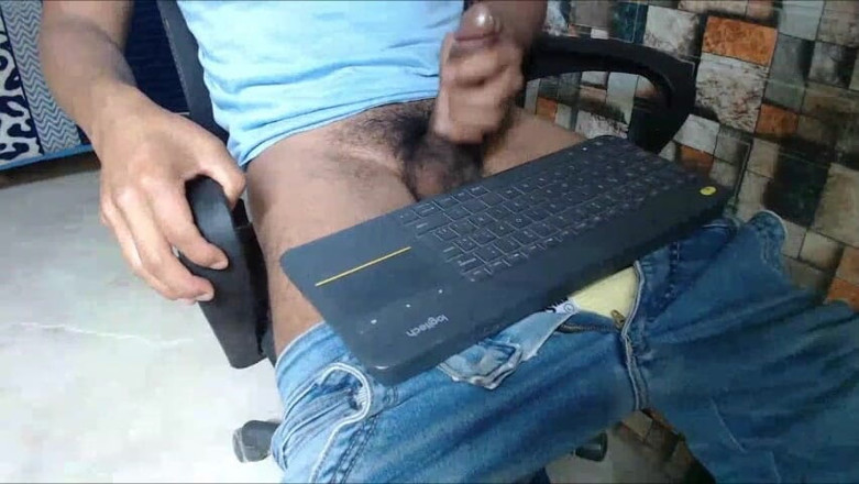Hornyboy2058: Seorang pria heteroseksual masturbasi, setelah sebulan pantang, dan mengerang saat...