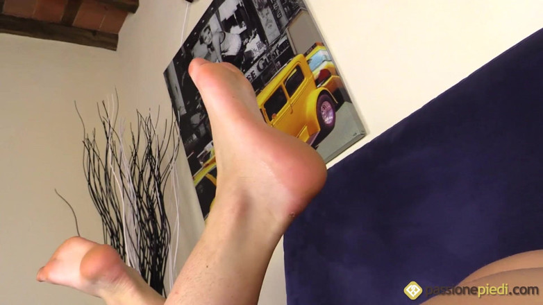 Foot Fetish HD: Arya, gorgeous tattooed babe enjoys reading a magazine and playing...