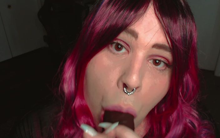 Mykella Coxx: Sissy Mykella saje, hladí a jí vlastní sperma