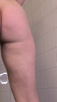 Grote zeer harige kut pov in de badkamer