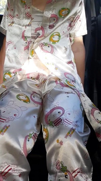 Crossdressing dan pancutan mani di dalam Satin Pajamas dengan Kimono Set