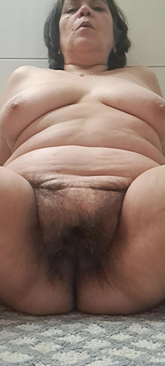 Mommy big hairy pussy: 熟女用骨盆运动展示她喜欢如何做爱