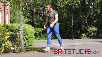 Brit Studio: O fată britanică de 18 ani îi oferă fratelui ei vitreg o...