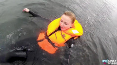 UKCuteGirl: Strak vastgebonden en vrij zwevend - sexy wetsuit life jacket test