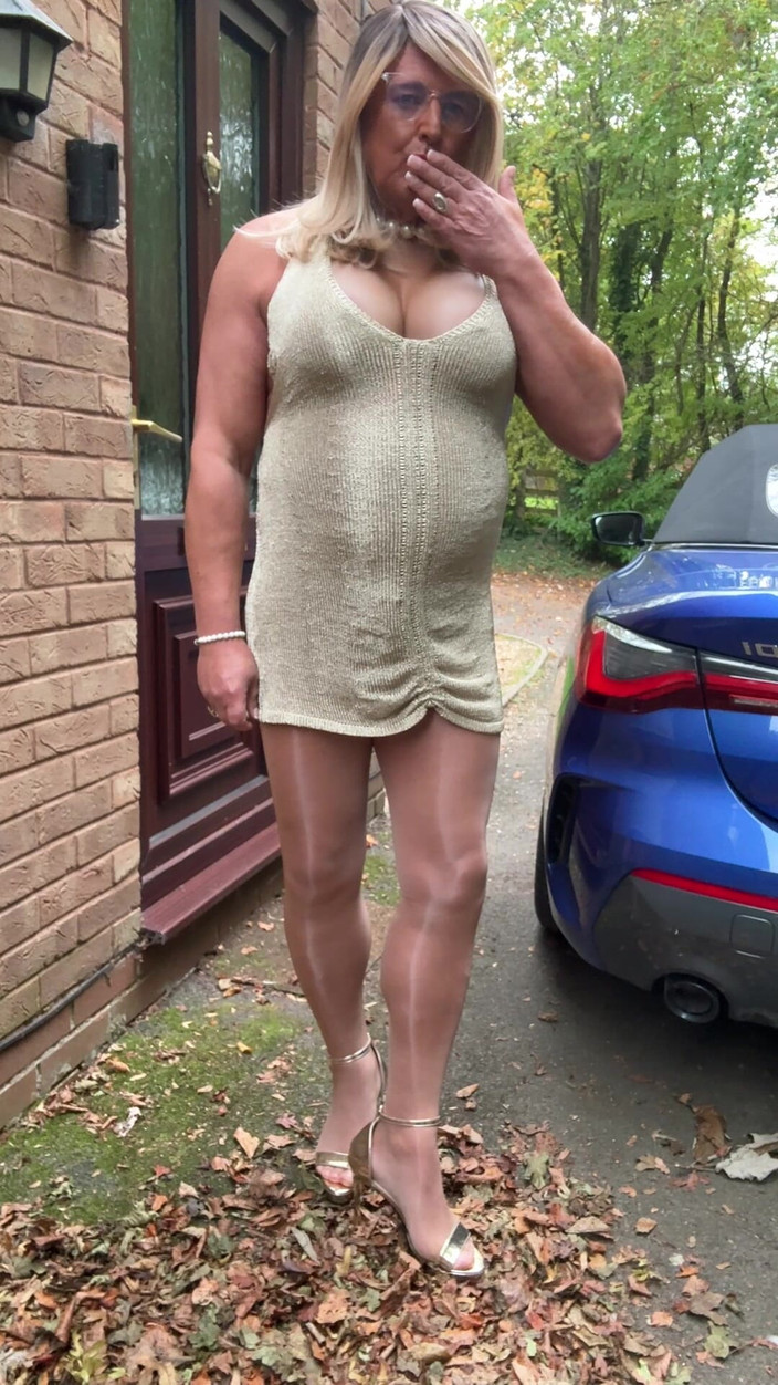 Kellycd2022: Сексуальний кроссдрессер kellycd2022 в золотій сітчастій сукні шовковисті безшовні колготки і підбори