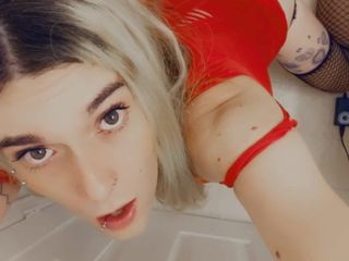 Mykie Melatonin: Ragazza trans sexy che viene trapanata da un dildo meccanico