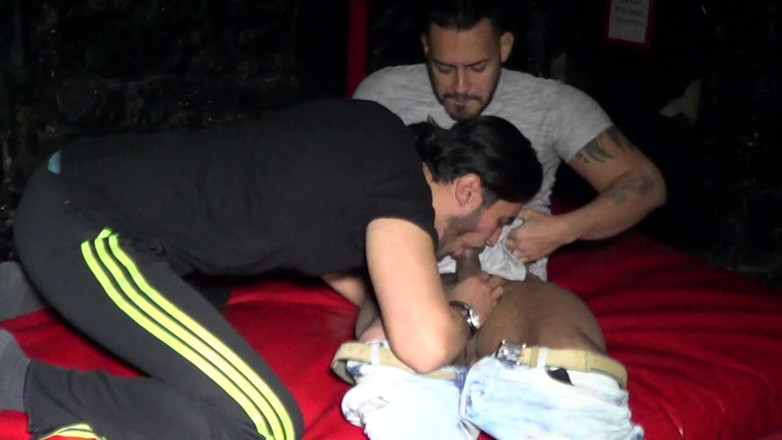 Gaybareback: Giovanni zerżnięty na surowo przez Viktora Roma