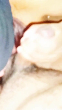 갈색 머리 MILF가 성기를 빨고 있다
