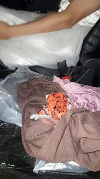 Travestit purtând rochie de mireasă în timp ce conduce și spermă în halat