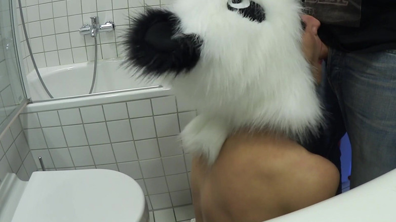 Slutwife Club: Fuckpet Vilja prend son chapeau de panda et taille une...