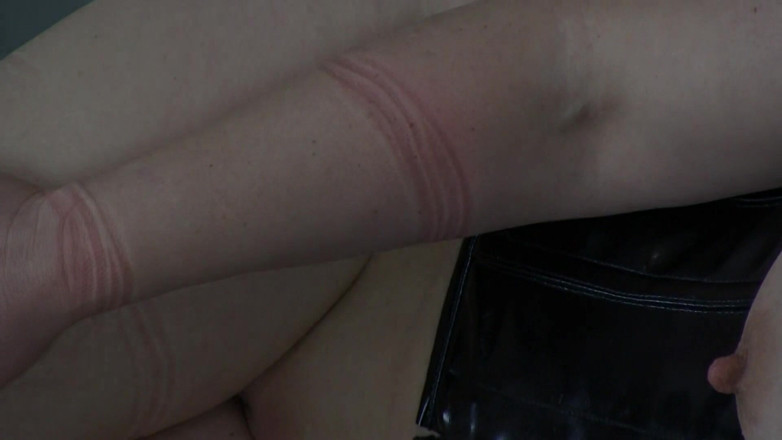 Yvette xtreme: La bambolina intorno al collo - estrema bondage