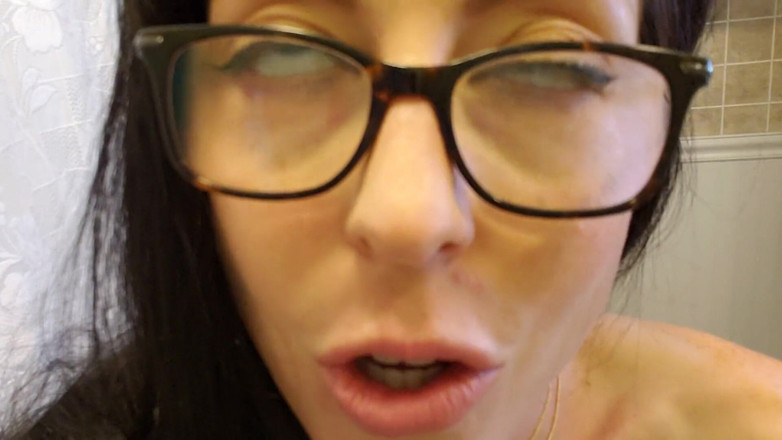 Nerdy_faery: Zino si cewek super seksi lagi asik kencing di wajahmu