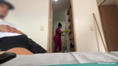 Latinaspy: Služka s obrovským zadkem čistí Apt Pak honí svého šéfa část 2