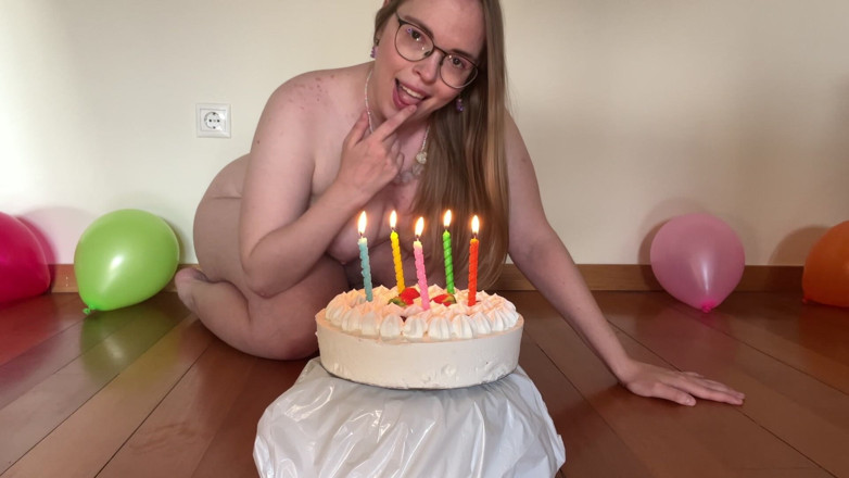 bitetwin9: Farting and Sitting on My Birthday Cake