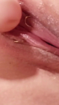 Masturbation de chatte mouillée : MILF à gros cul en cuir, jeu de gode avec une secrétaire sexy ! Arya Grander