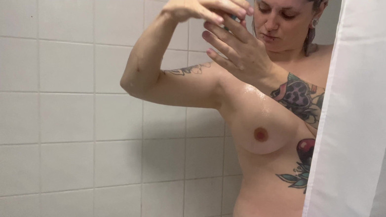 EeveeXo: Privind-sora vitregă bărbierindu-și axilele fratele vitreg Peeker POV