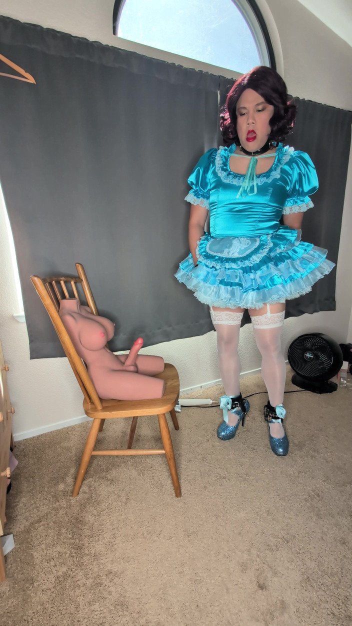 Sissy Candy: Une soubrette tapette en satin se pluge et suce sa...
