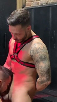 Cara musculoso transa com seu amigo