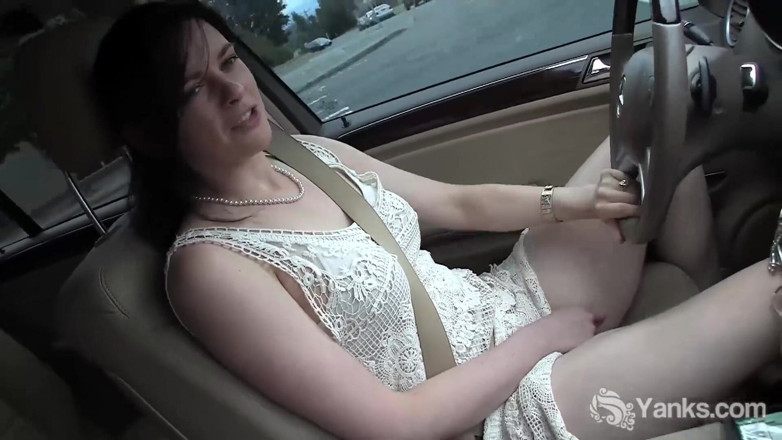 Yanks: Yanks babe Savannah Sly masturbates in the car
