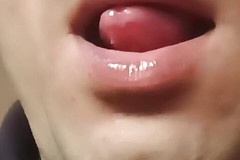 Gangbang straight: Urut bibir crossdresser merah untuk makan kondom sperma